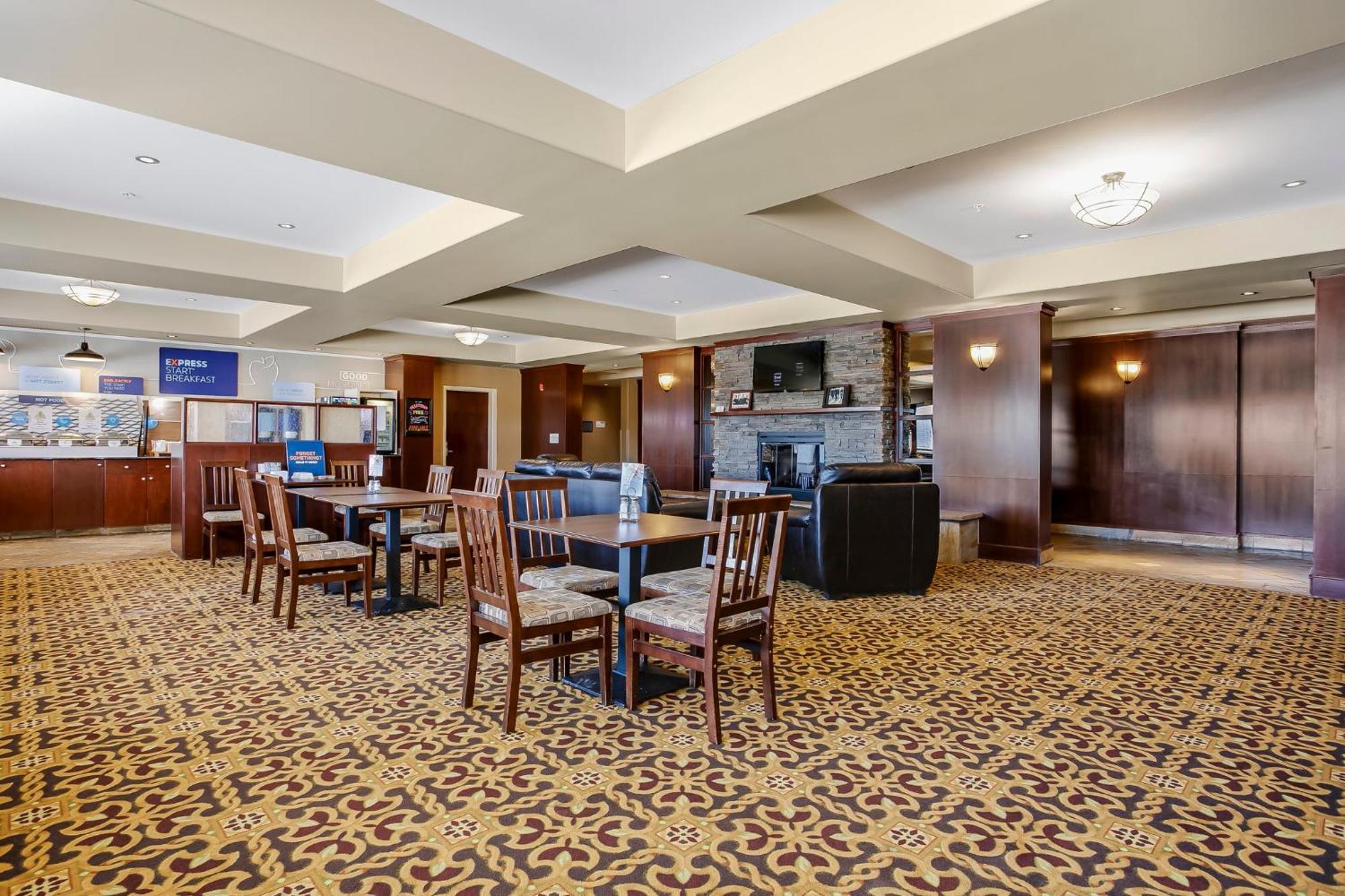 Holiday Inn Express Hotel & Suites - Slave Lake By Ihg Exterior photo